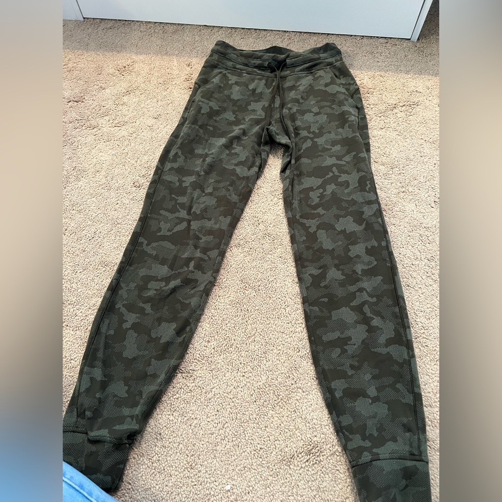 Lululemon joggers size 4